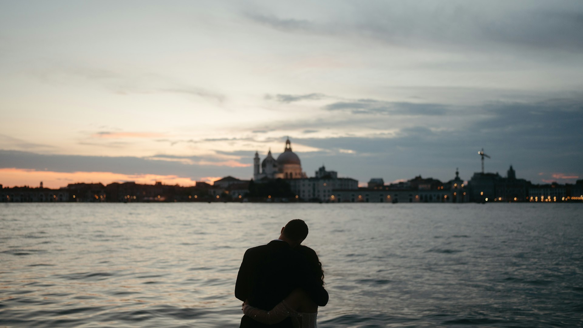 Brautpaar am Wasser bei Sonnenuntergang — Hochzeit am Gardasee