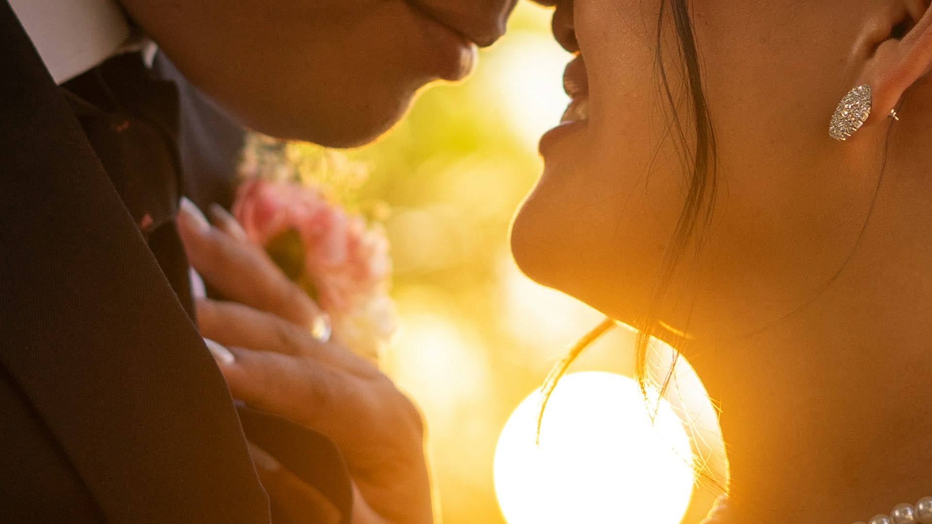 Brautpaar umarmt sich bei Sonnenuntergang — Hochzeit in Italien