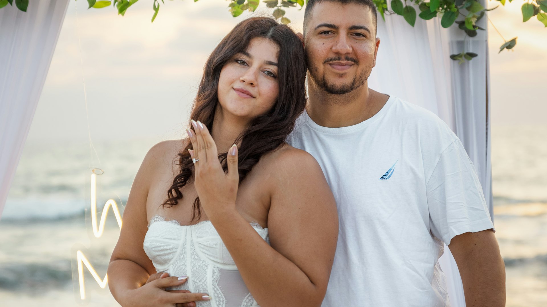 Brautpaar am Strand mit Traubogen — Hochzeit auf Mallorca
