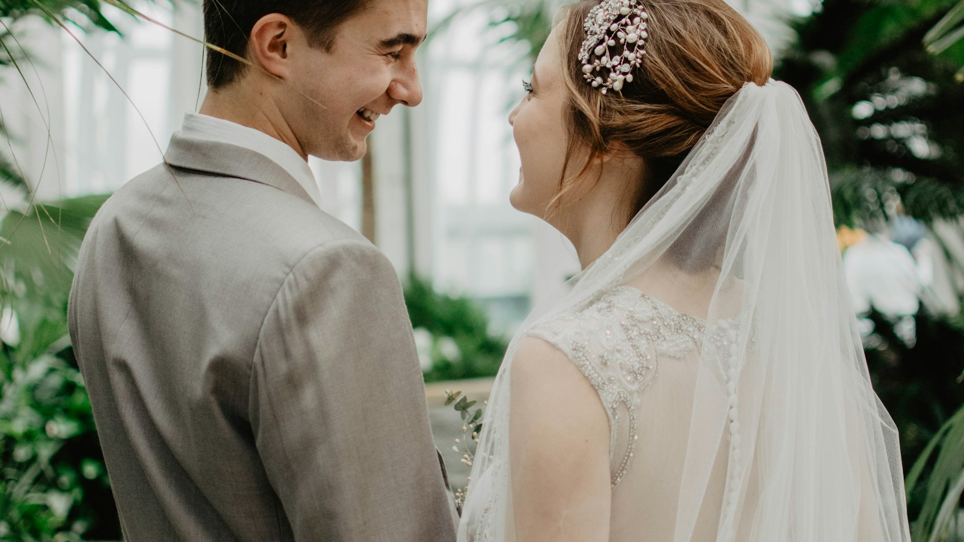 Brautpaar umgeben von Grün — Elegante Hochzeit in München